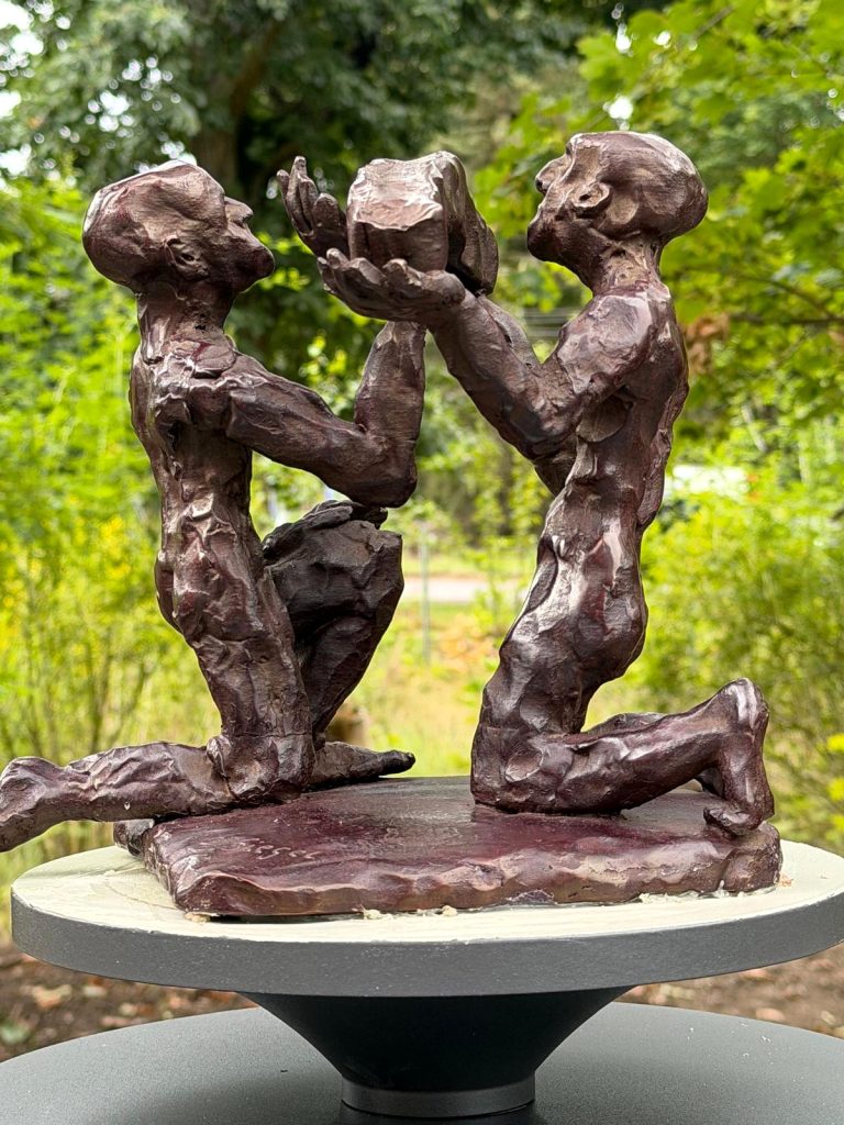 Zwei einander zugewandte Figuren der Glockenzier von Christian Siegel