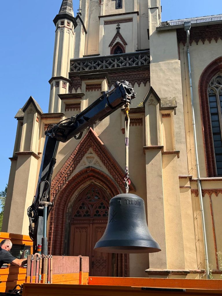 Die Glocke hängt am Kran vor dem Eingangsportal der Matthäuskirche