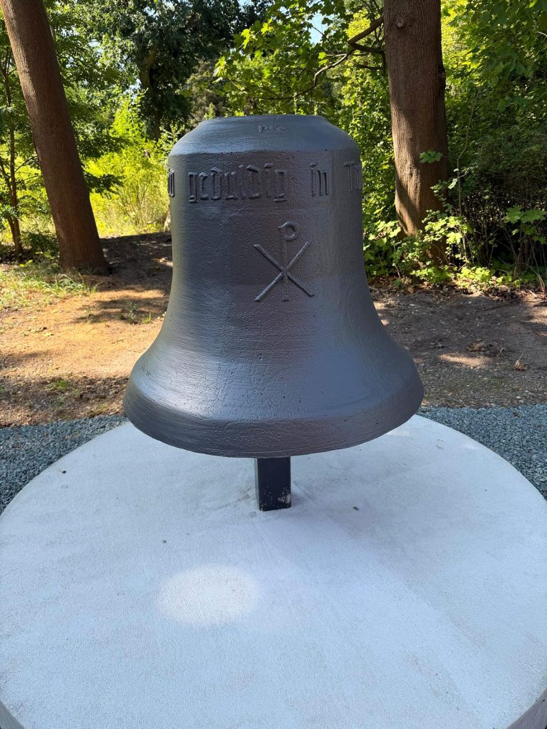 Die Glocke auf dem Sockel, noch ohne Figurengruppe und weitere Gestaltung