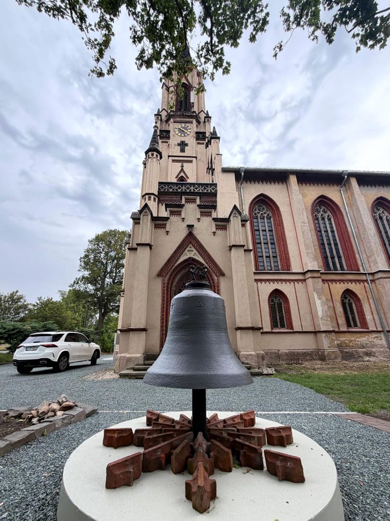 Gesamtansicht der Friedensglocke mit der Matthäuskirche im Hintergrund